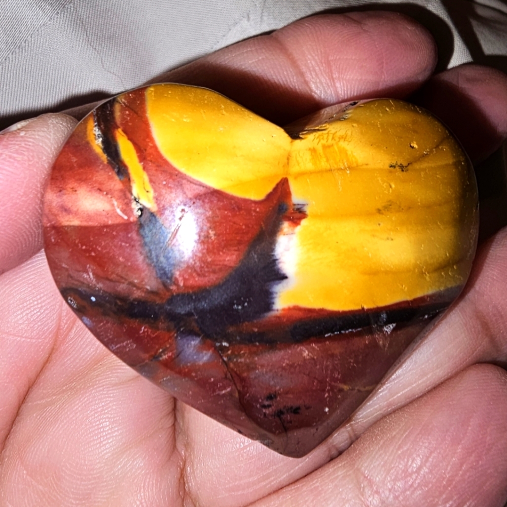 64g, 43mm high x 50 mm wide, Mookaite Heart Palm Stone, New!